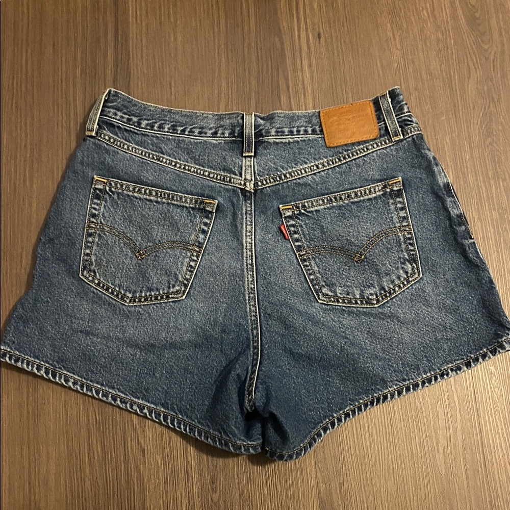 Levi’s 80s Mom Shorts (30) - Picture 3 of 4
